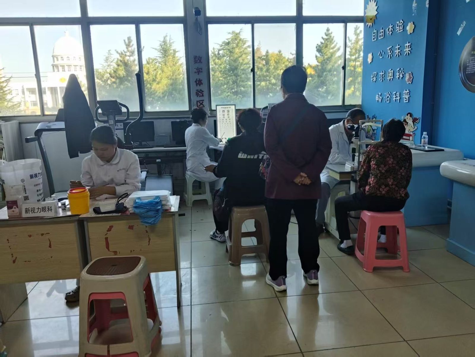 医护团队在利群社区为居民开展眼部检查